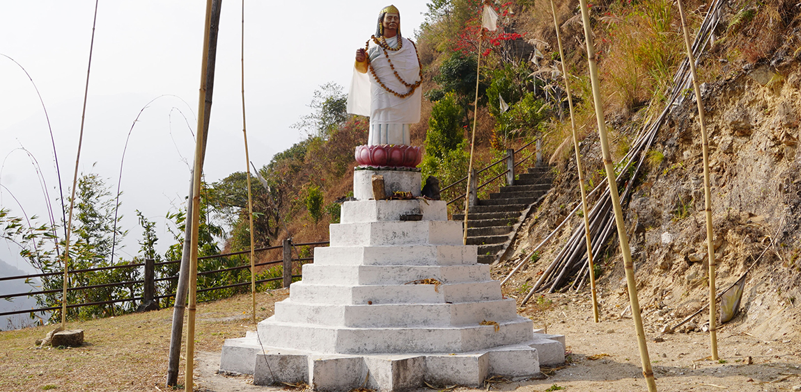 ताप्लेजुङको फक्ताङलुङ गाउँपालिका-६ साँघ गाउँमा रहेको राष्ट्रिय विभूति तथा समाज सुधारक महागुरू फाल्गुनन्दको सालिक। तस्बिरः दिलकुमार लिम्बू/रासस