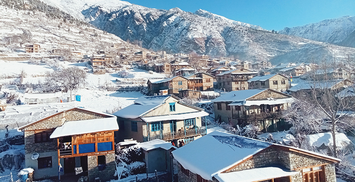 हुम्लाको सदरमुकाम सिमकोट र आसपासका डाँडाकाँडा हिमपात रोकिएपछि शुक्रबार बिहान देखिएको दृश्य। तस्बिरः दाने बोहरा/रासस