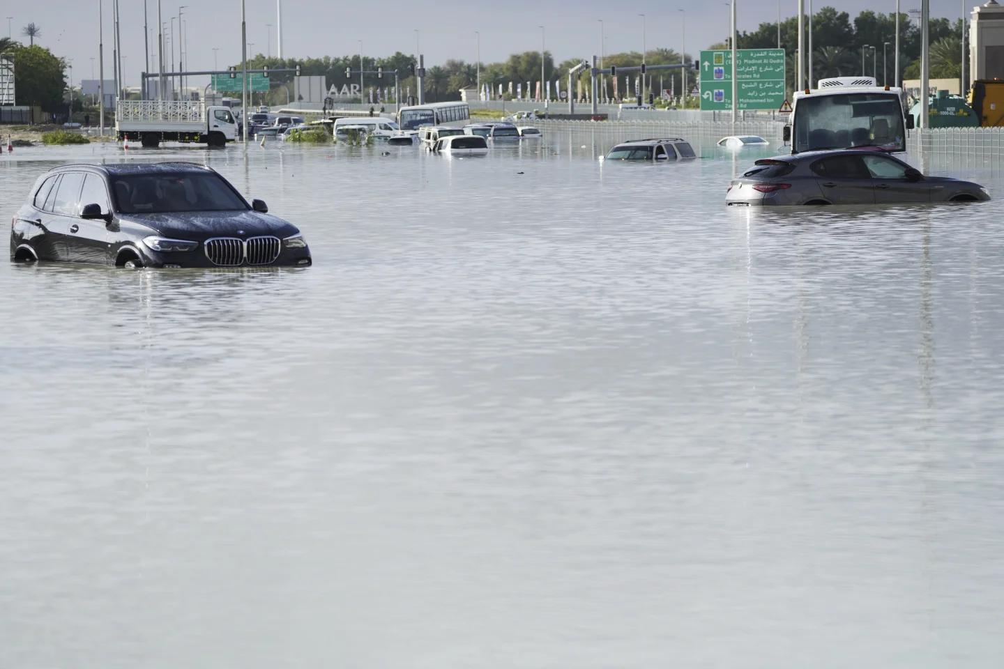 भारी वर्षापछि जलमग्न युएईको दुबईस्थित एक प्रमुख सडकमा छाडिएका गाडीहरू। तस्बिर स्रोत: एपी