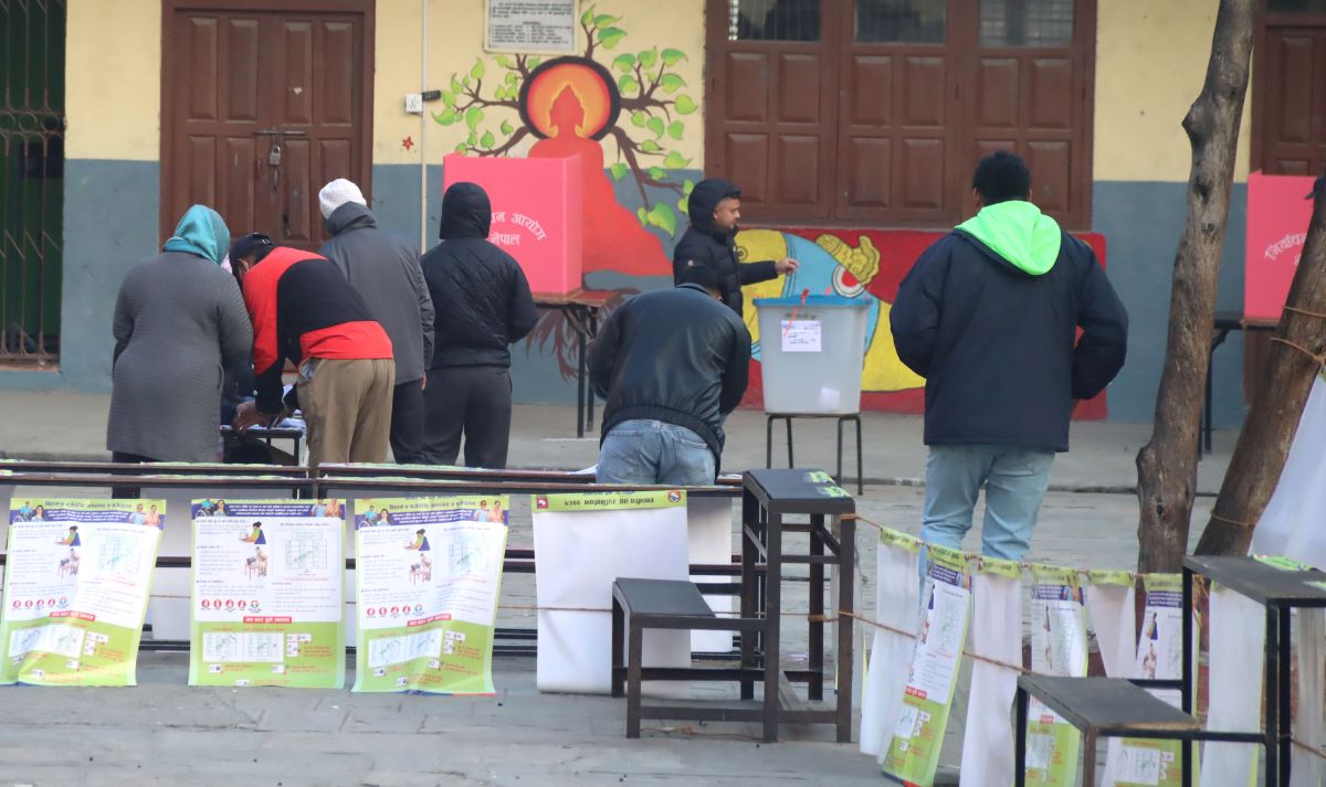 काठमाडौंको कीर्तिपुर नगरपालिका-१६ मा मतदान गर्दै मतदाताहरू। तस्बिरः हरिराम भेटुवाल/रासस