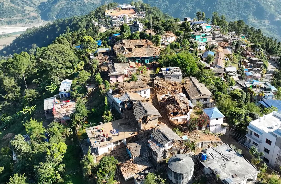 वि.सं २०८० कात्तिक १७ गतेको भूकम्पबाट भत्किएको भेरी नगरपालिका–३ स्थित माथिल्लो थाप्लेको बस्ती। सरकारबाट प्राप्त हुने रकमबाट घर पूनर्निर्माण गर्ने पर्खाइमा यहाँका सर्वसाधारणहरू रहेका छन्। तस्बिर: हेमन्त केसी/रासस