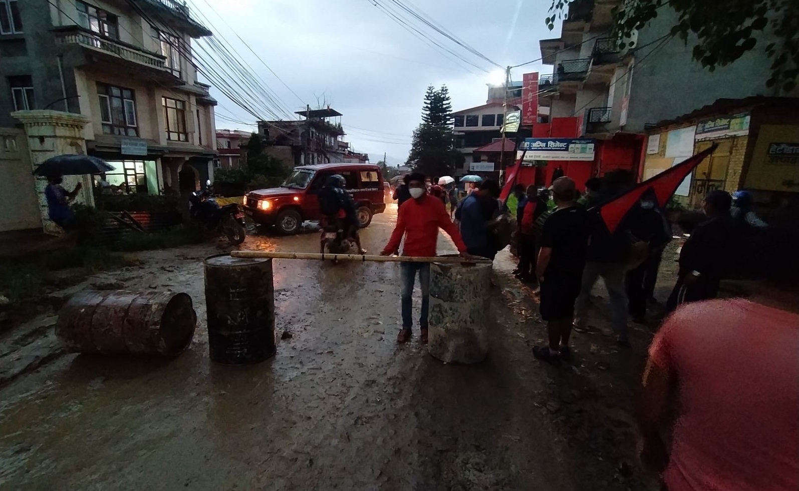 सडक नबनेपछि अवरोध गर्दै सुनाकोठीका स्थानीय। तस्बिर: सेतोपाटी