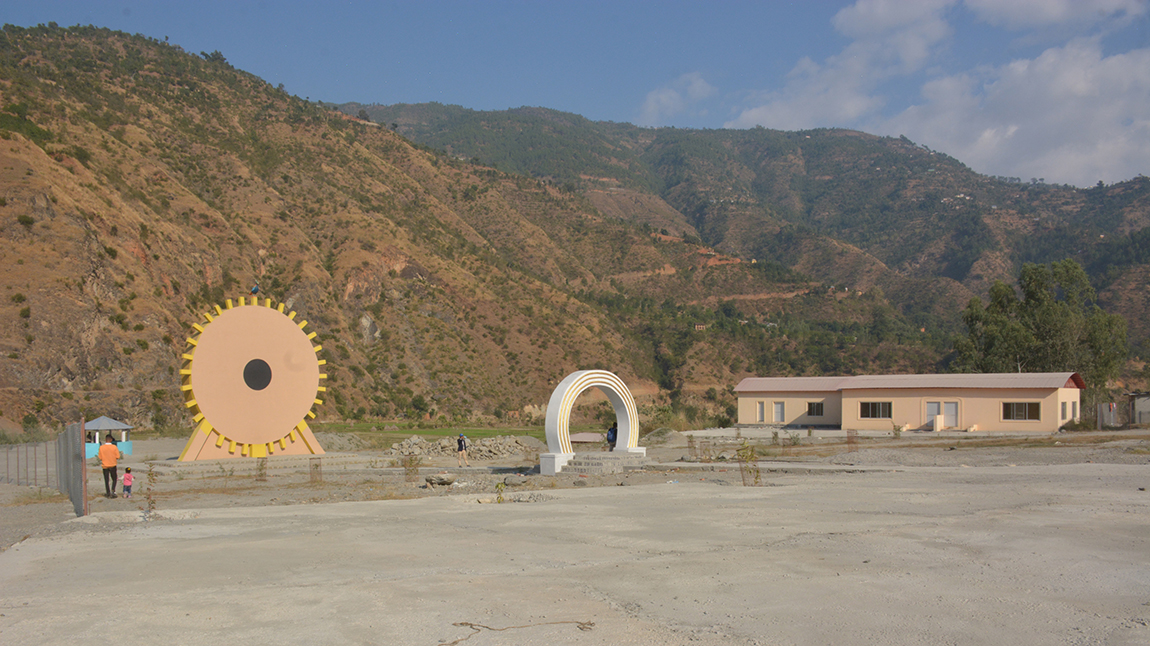 काभ्रेपलाञ्चोकको रोशी गाउँपालिका-११ कालढुंगामा निर्माणाधीन अवस्थामा रहेको डम्फु पार्क र तामाङ संग्रहालय भवन। तस्बिर: पेमा लामा/रासस