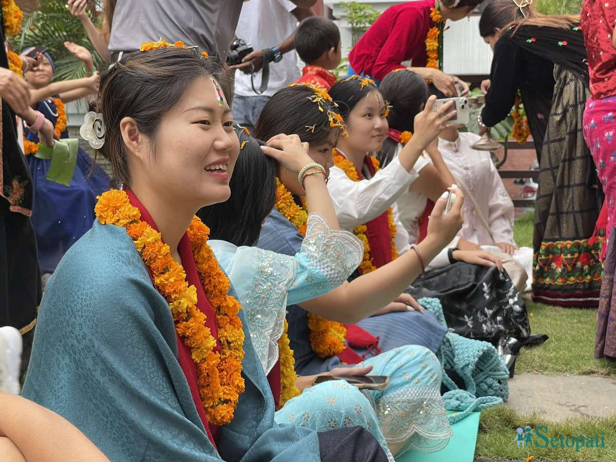 तिहारमा पोखरा आइपुगेका पर्यटकलाई भाइटीका लगाइँदै। तस्बिर: युवराज श्रेष्ठ/सेतोपाटी