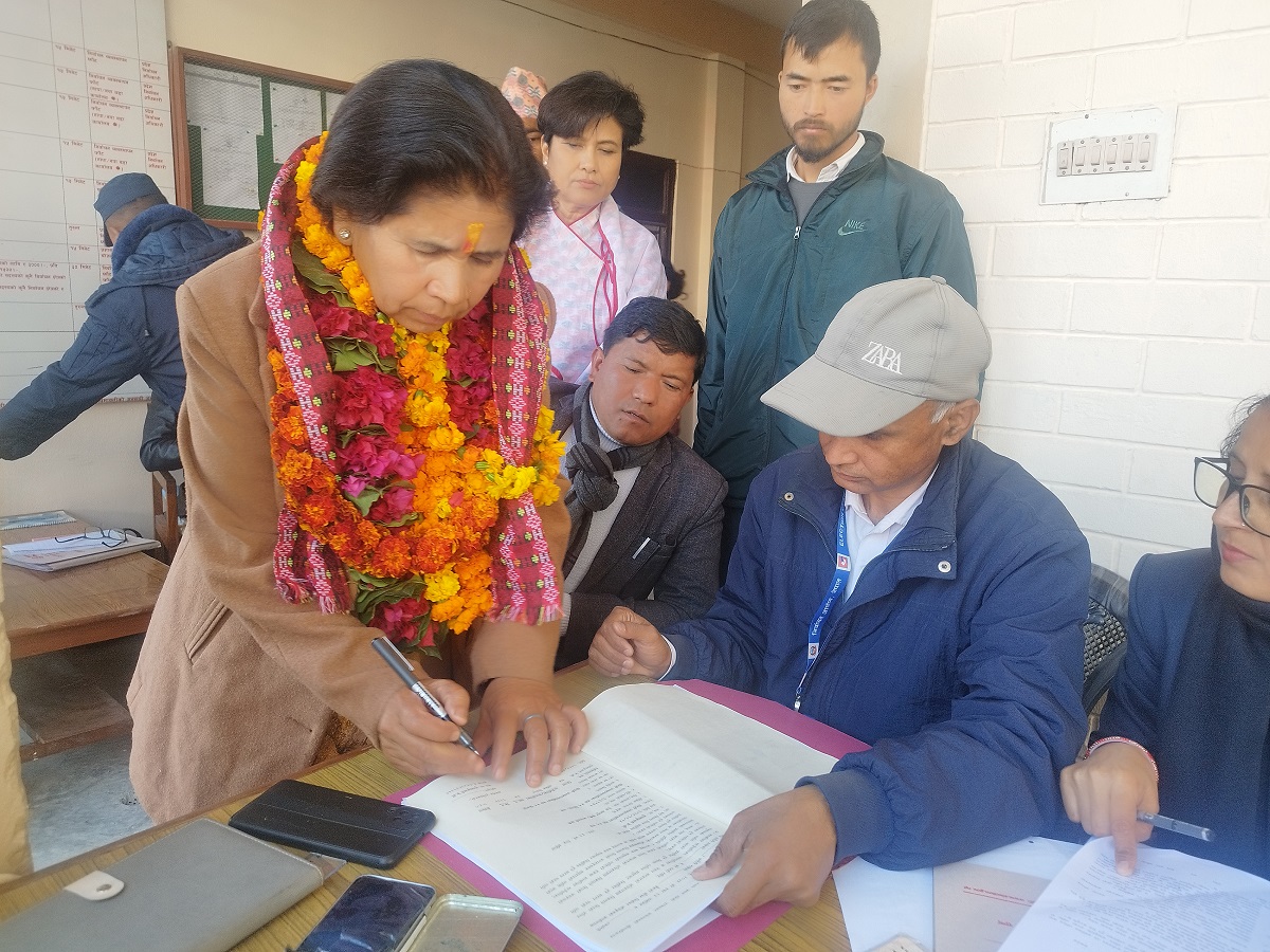 लुम्बिनी प्रदेशमा नेकपा (एमाले) बाट निर्वाचन अधिकृतको कार्यालय दाङमा उम्मेदवारी दर्ता गराउँदै तुलसाकुमारी केसी। तस्बिर : रञ्जिता अधिकारी/रासस।