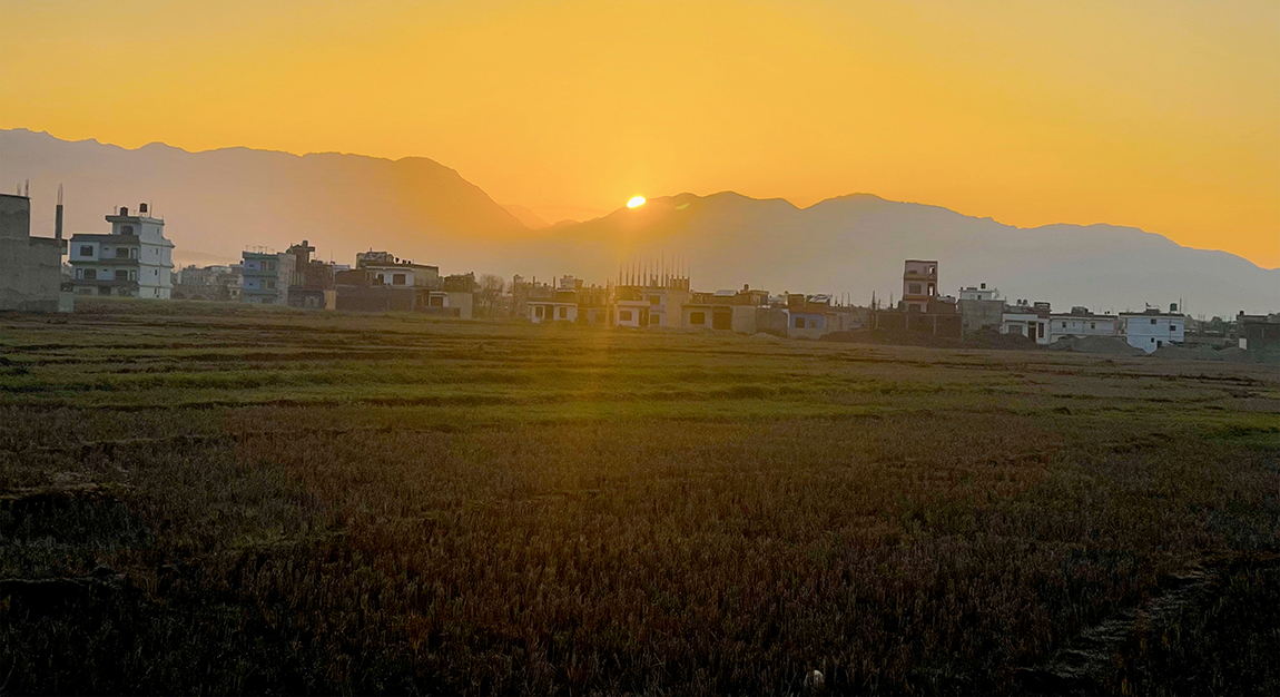 सुर्खेतको वीरेन्द्रनगरबाट बुधबार बिहान देखिएको सूर्योदयको दृश्य। तस्बिर: सुरेश आचार्य/रासस