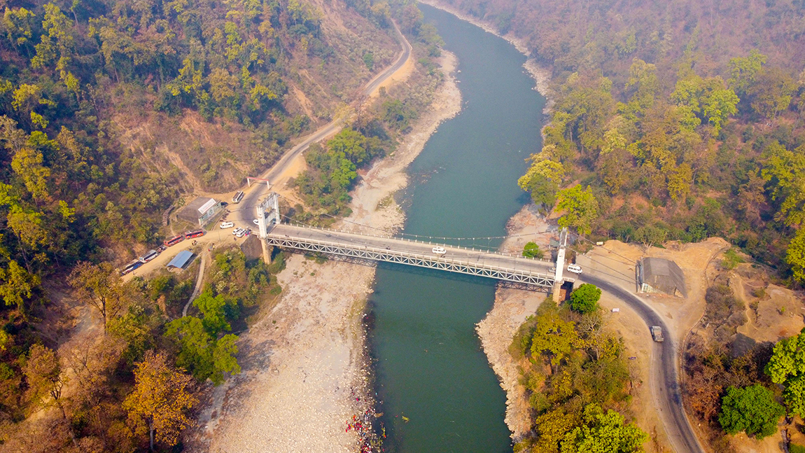 कर्णाली प्रदेशको राजधानी वीरेन्द्रनगरको प्रवेशद्वारको रुपमा रहेका रत्नराजमार्ग अन्तर्गत भेरी नदी माथि बनेको पुल र आसपासको दृश्य। तस्बिरः सुरेश आचार्य/ रासस