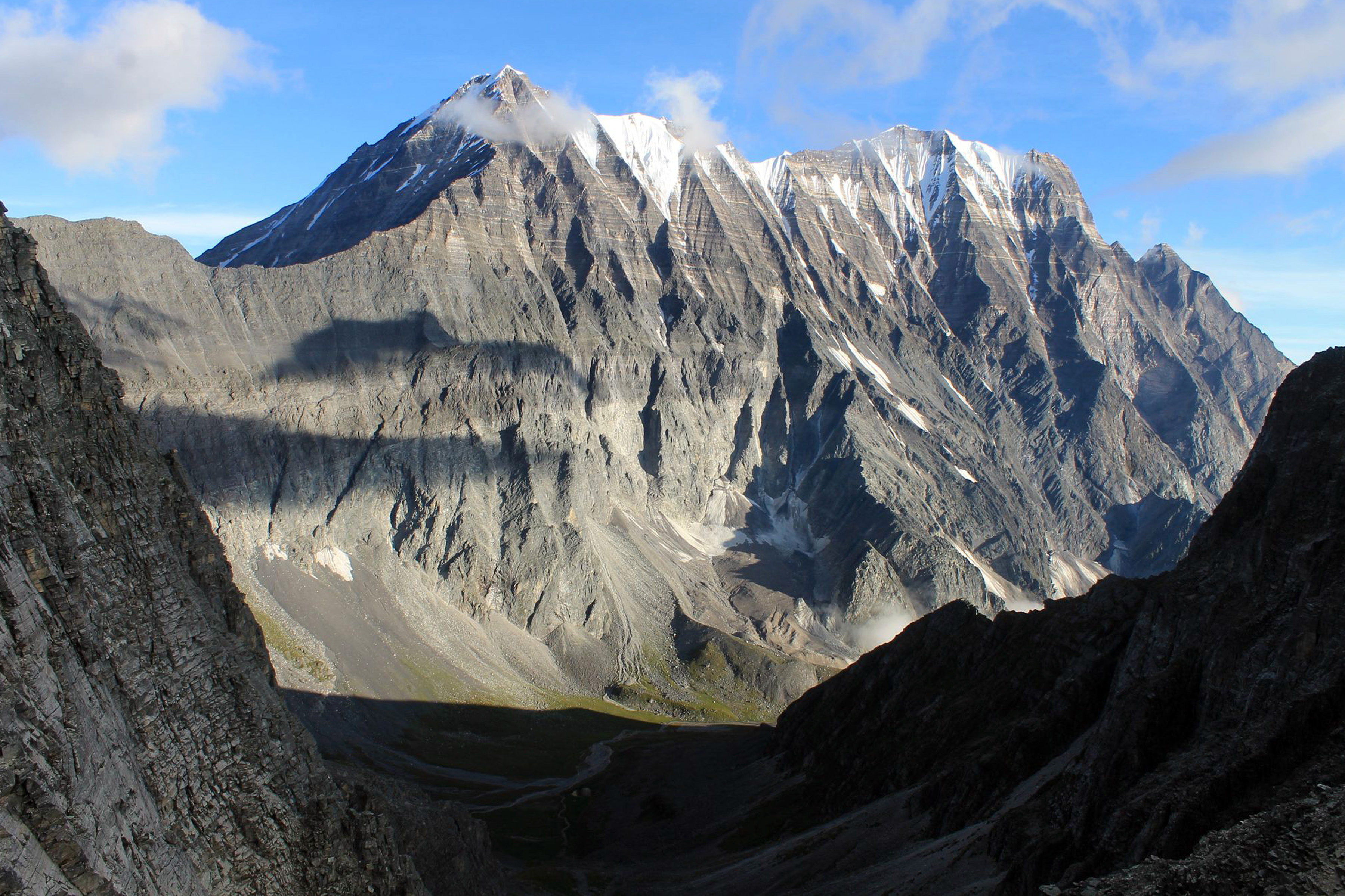 केही वर्ष पहिले बाह्रैमहिना हिउँ रहिरहने रुकुम (पूर्व) का हिमालमा पछिल्लो समय हिउँ पर्न छोडेपछि चाँदी झै टलक्क टल्कन छाडेका हिमाल । पहिले कात्तिकको अन्तिम र पुस महिनाबाट हिउँ पर्ने गरेको भए पनि यस वर्ष भने माघको दोस्रो साता लाग्दा पनि हिउँ परेको छैन। तस्बिरः सर्जना कार्की/रासस