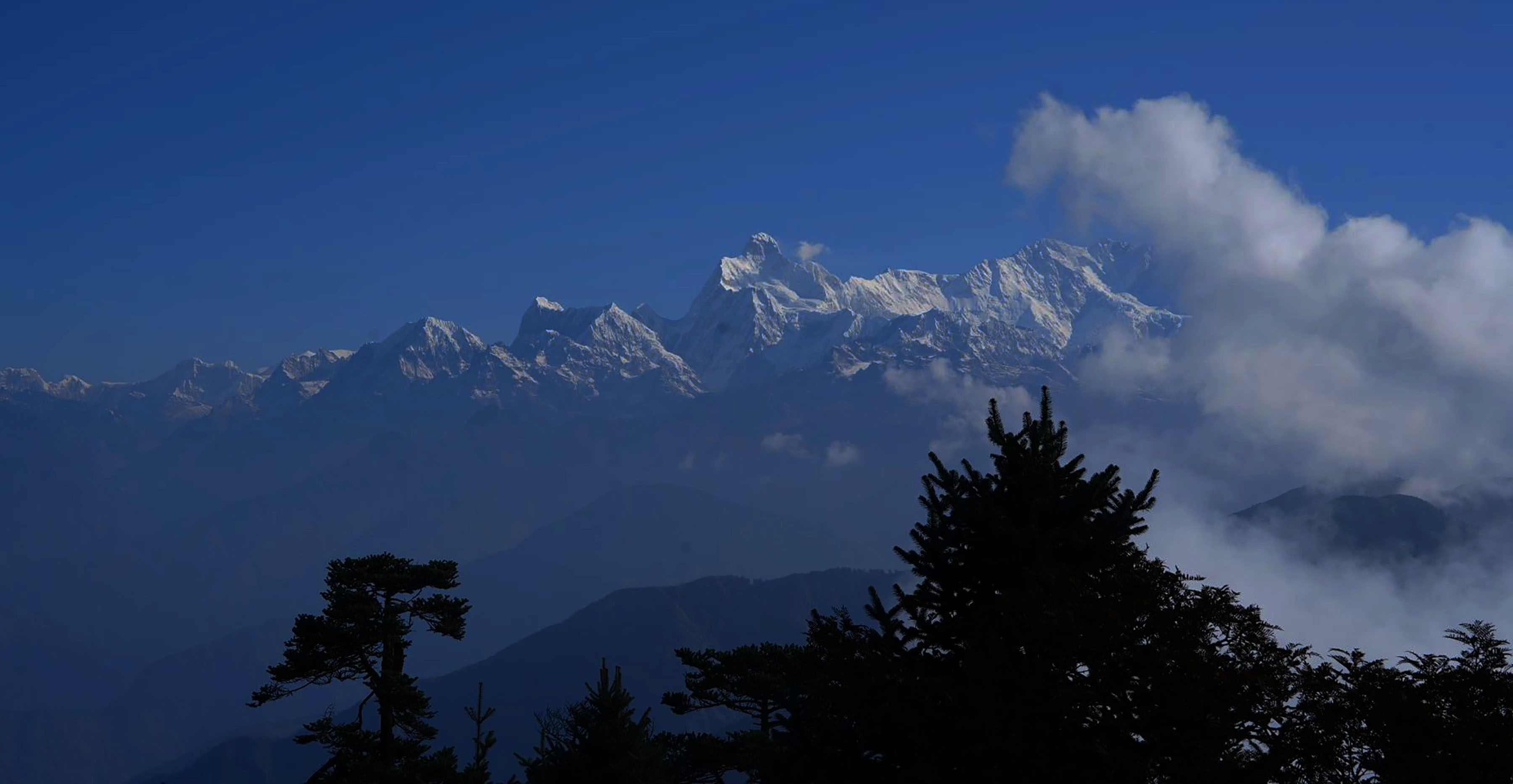 ताप्लेजुङस्थित प्रसिद्ध तीर्थस्थल पाथिभरा मन्दिर परिसरबाट सोमबार देखिएको हिमश्रृङ्खलाको दृश्य। तस्बिर: सन्तोष पुर्कुटी/रासस