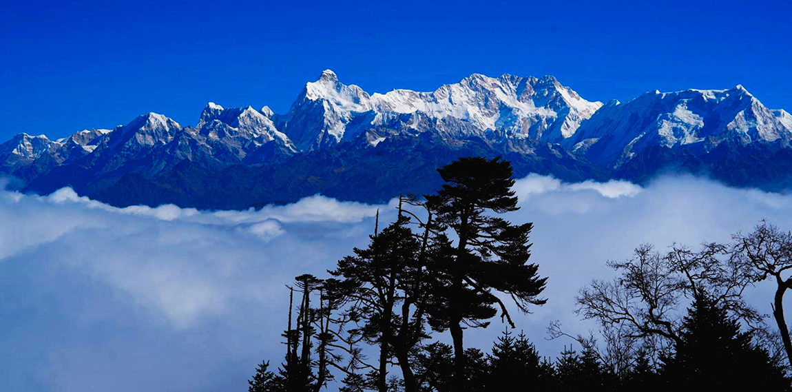 ताप्लेजुङको प्रसिद्ध तीर्थस्थल पाथीभराधाम परिसरबाट देखिएको कुम्भकर्णसहितको हिमशृङ्खलाको दृश्य। तस्बिरः सन्तोष पुर्कुटी/रासस