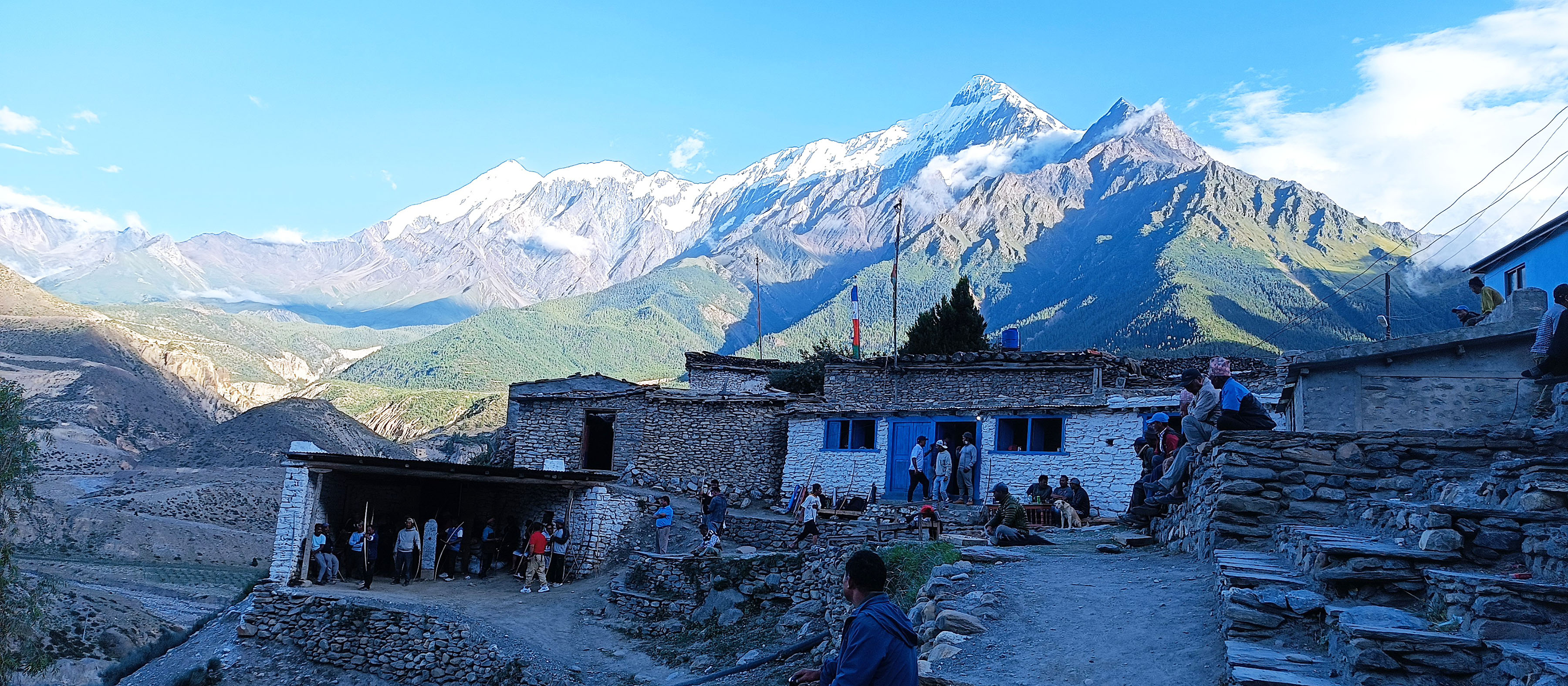 मुस्ताङको घरपझोङ गाउँपालिका–३ स्याङ गाउँ र पृष्ठभूमिमा निलगिरी हिमाल। प्राकृतिक सौन्दर्यताले भरिपूर्ण स्याङ गाउँको आफ्नै मौलिक परम्परा, धार्मिक, सांस्कृतिक र ऐतिहासिक विशेषताका कारण पर्यटक आकर्षित हुने गरेका छन्। तस्बिरः सुशील थकाली/रासस