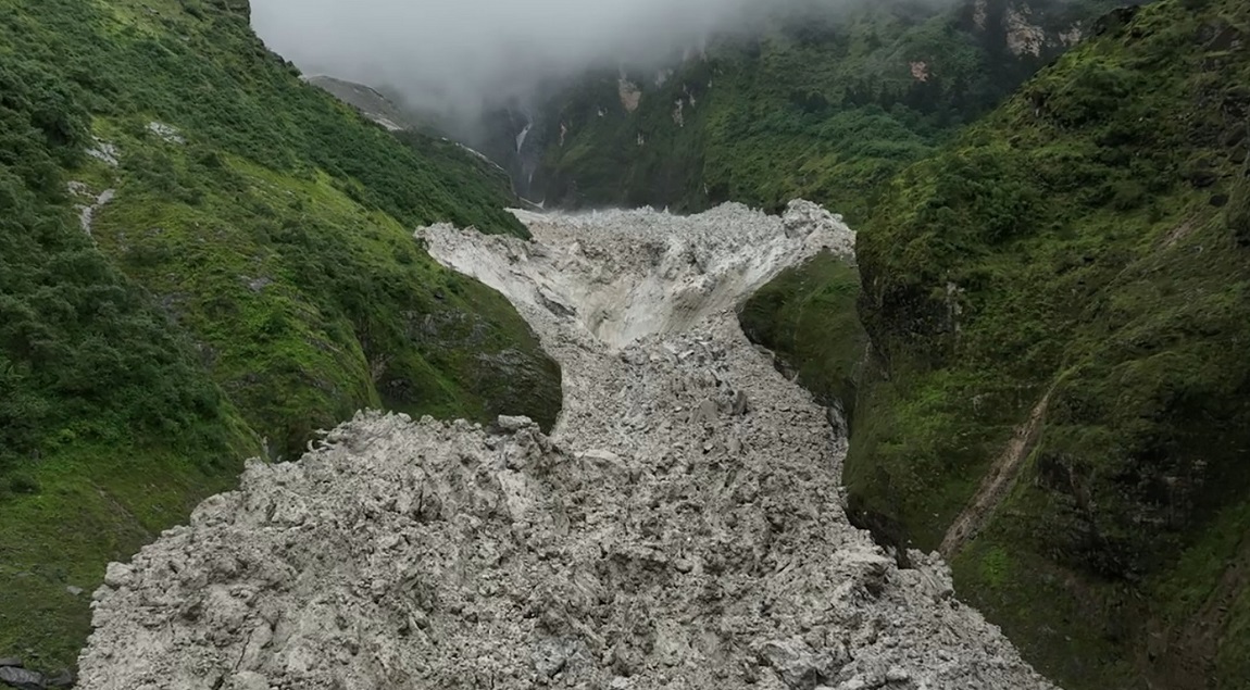 मुस्ताङको कोबाङ क्षेत्रमा गएको हिमपहिरो। तस्बिर: सशस्त्र प्रहरी।