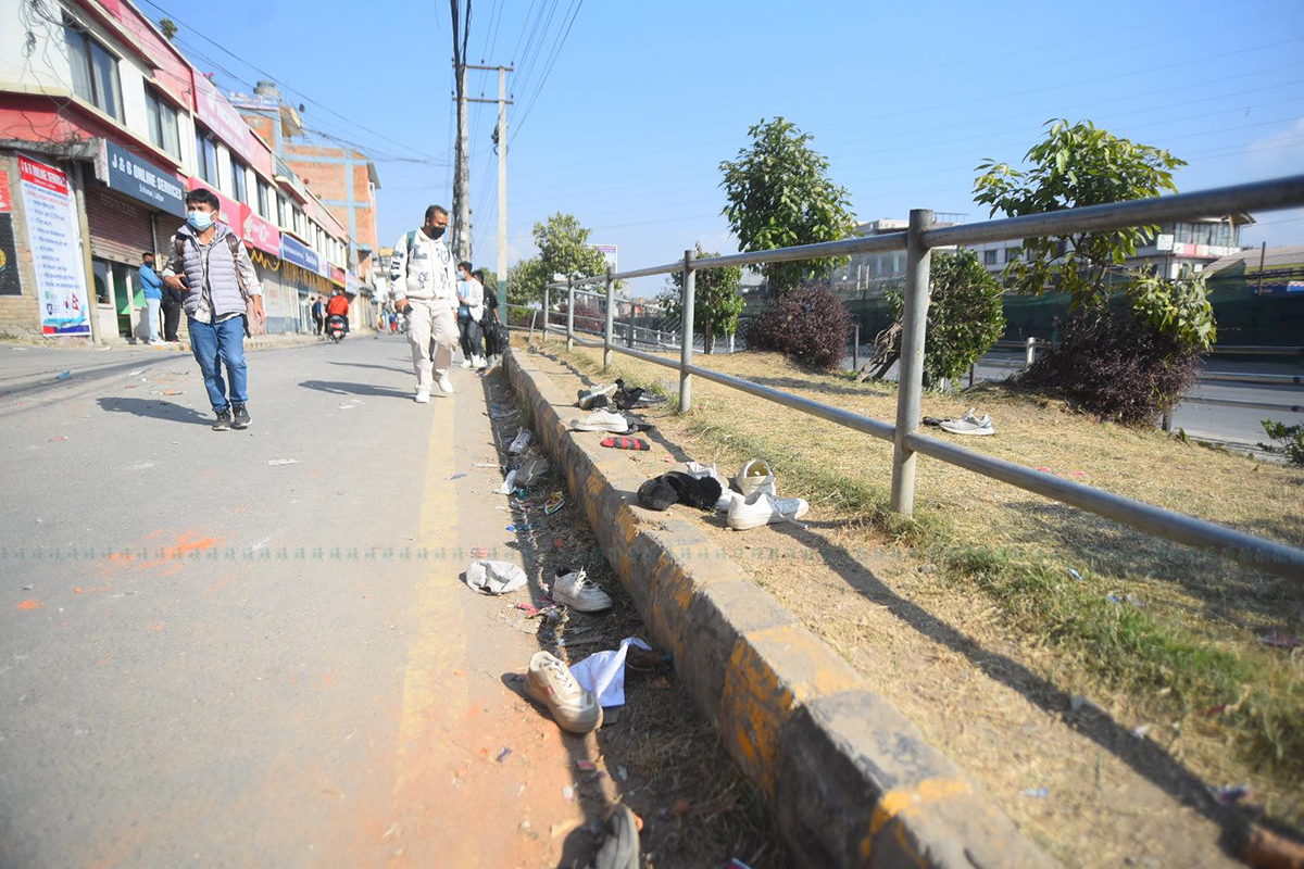 आन्दोलनकारीको भागदौडपछि छरिएका जुत्ता-चप्पलहरू। तस्बिर: निशा भण्डारी