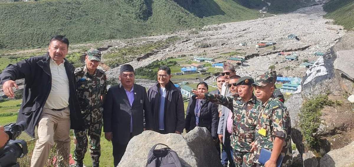 बाढी प्रभावित खुम्बु क्षेत्रमा रक्षामन्त्रीसहितको टिम। (बायाँबाट चौथोमा लेखक अनिल पोखरेल।)