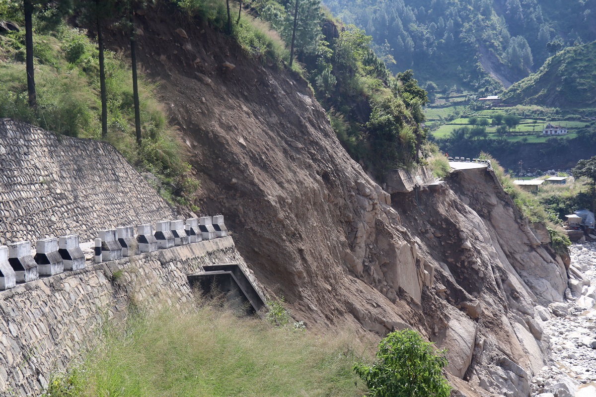 पहिरोले भत्किएको बिपी राजमार्गको खण्ड। तस्बिरः रासस