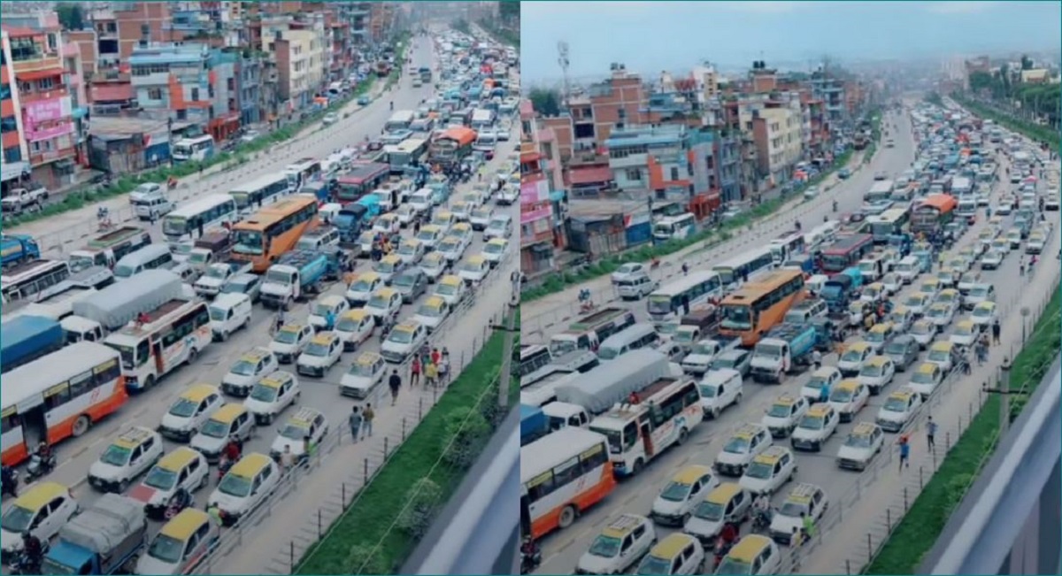 सातदोबाटोस्थित सडकमा रोकिएका बस र ट्याक्सी।