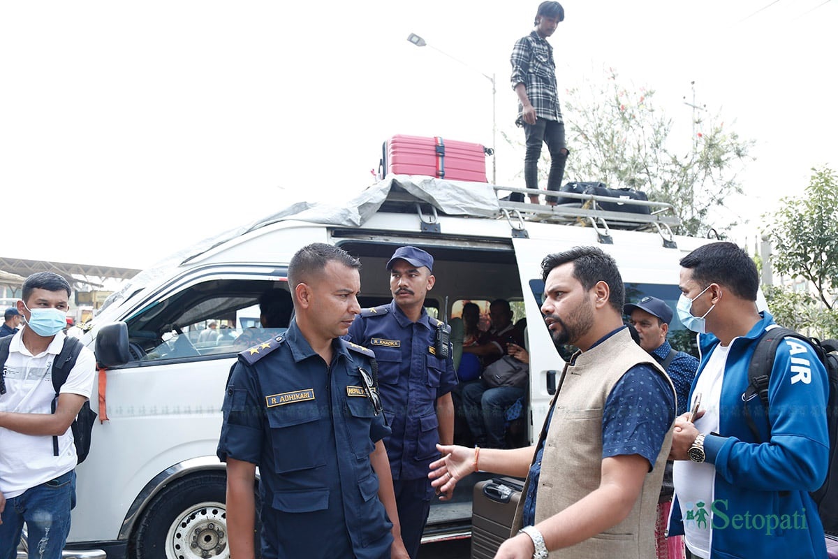 बसपार्कमा यात्रुसँग कुराकानी गर्दै नेपाल प्रहरी। तस्बिर: नवीनबाबु गुरूङ/सेतोपाटी