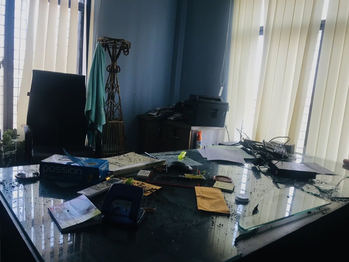 विद्युत प्राधिकरणको बोर्डमा प्रधानमन्त्रीलाई गाली गरेको सूचना देखिएपछि कार्यालय प्रमुखमाथि कुटपिट