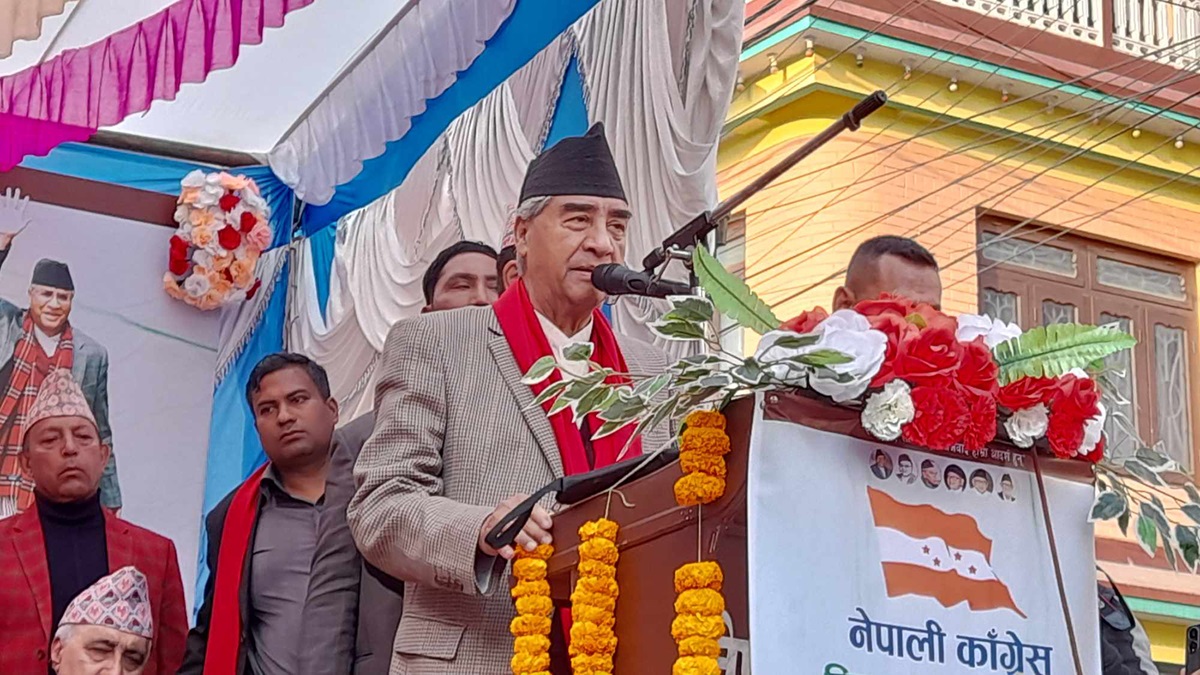 नेपाली कांग्रेसका सभापति तथा पूर्वप्रधानमन्त्री शेरबहादुर देउवा पर्वतको कुश्माबजारमा सोमबार आयोजित नेपाली कांग्रेस पर्वतको दोस्रो जिल्ला सम्मेलनलाई सम्बोधन गर्दै। तस्बिरः लक्ष्मीप्रसाद सापकोटा / रासस