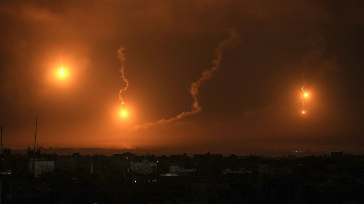 शुक्रबार इसराइलले हवाई आक्रमण गर्दा गजाको आकाश। तस्बिरः सिएनएन