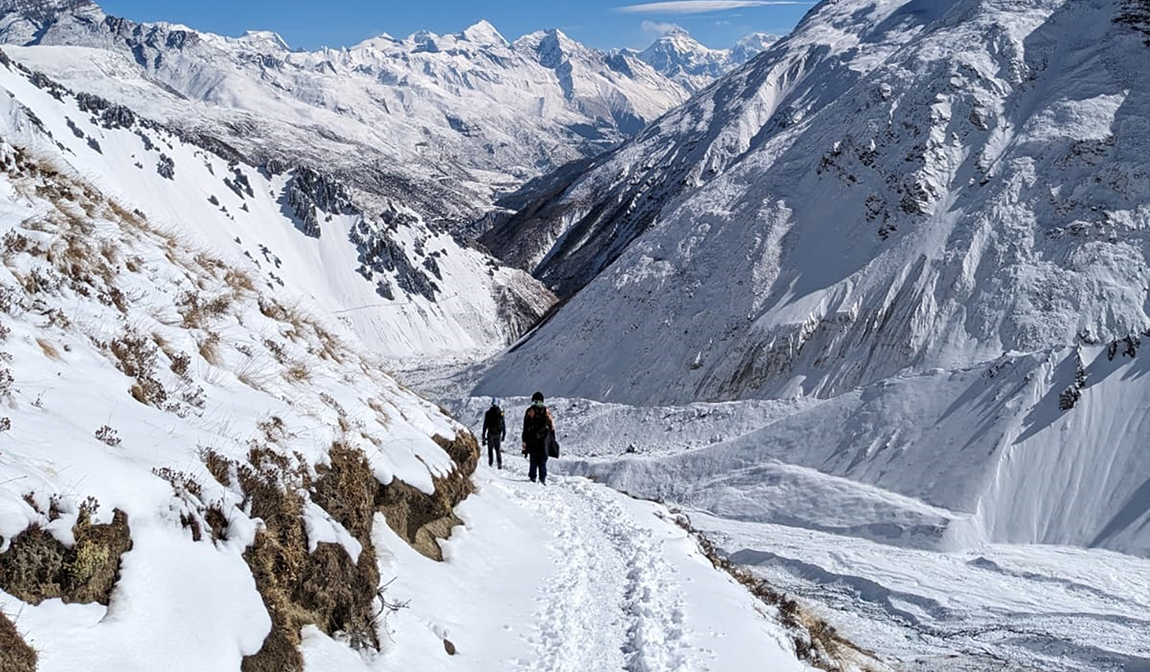 अन्नपूर्ण पदमार्ग अन्तर्गतको पाँच हजार चार सय १६ मिटर उचाइमा अवस्थित मनाङको ङिस्याङ गाउँपालिका–८ स्थित थोराङ्ला भञ्ज्याङ जाँदै पर्यटक। तस्बिर: नवीन लामिछाने/रासस