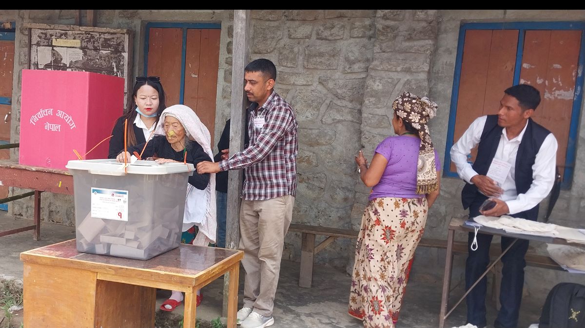 इलाममा मतदान गर्दै ज्येष्ठ नागरिक। तस्बिर: रामकुमार लिम्बू÷रासस