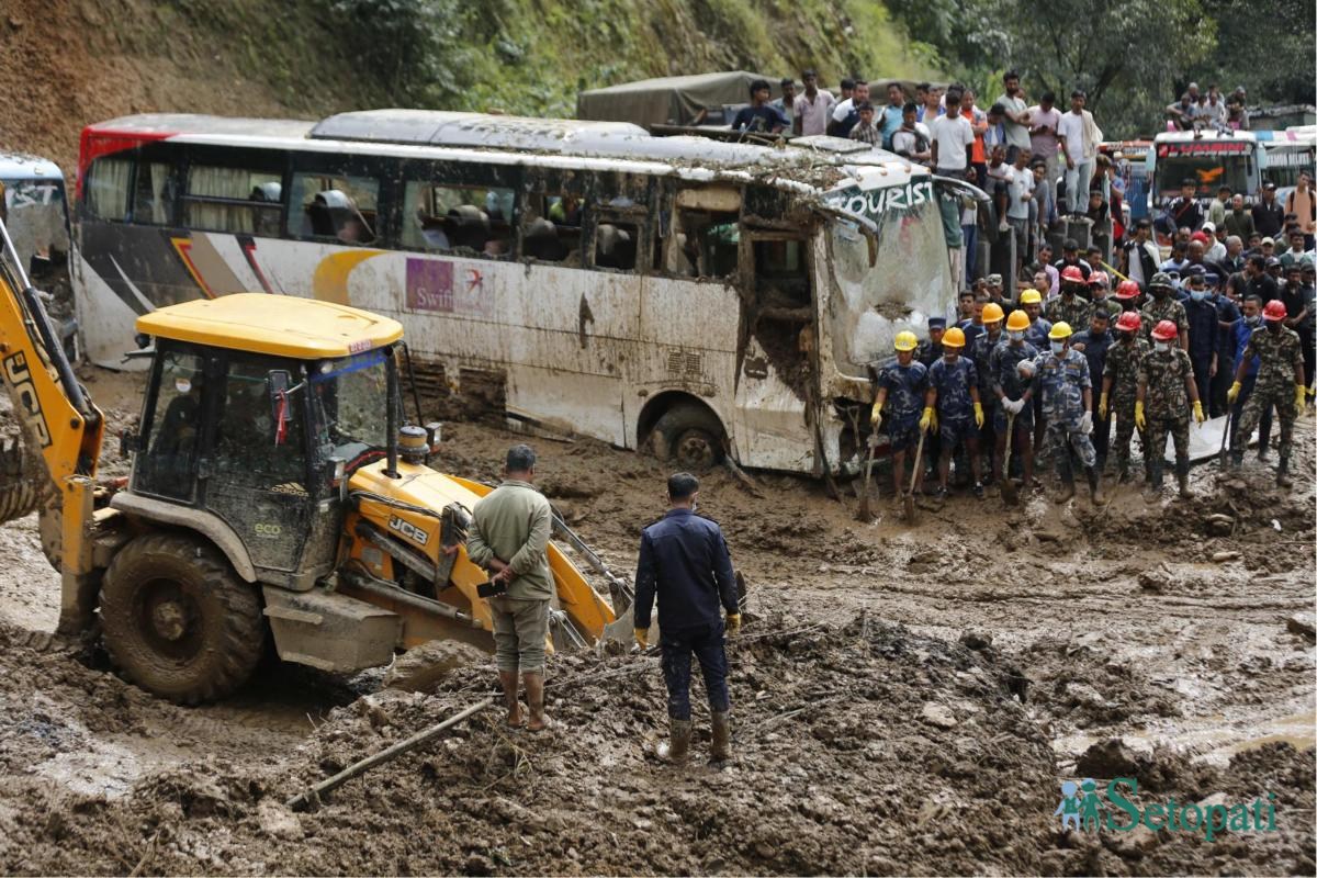 झ्याप्लेमा पुरिएका गाडी