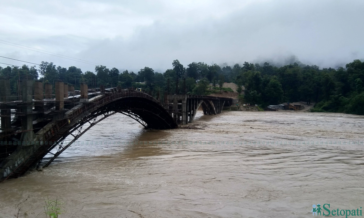 कर्णाली नदीमाथि बनिरहेको सुर्खेत र कैलाली जोड्ने पुल। तस्बिर: सेतोपाटी
