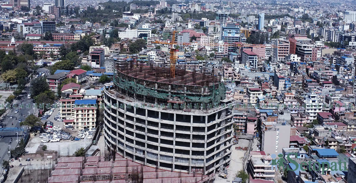 काठमाडौंको पुरानो बसपार्कमा निर्माणाधीन टावर।तस्बिर: नवीनबाबु गुरूङ/सेतोपाटी