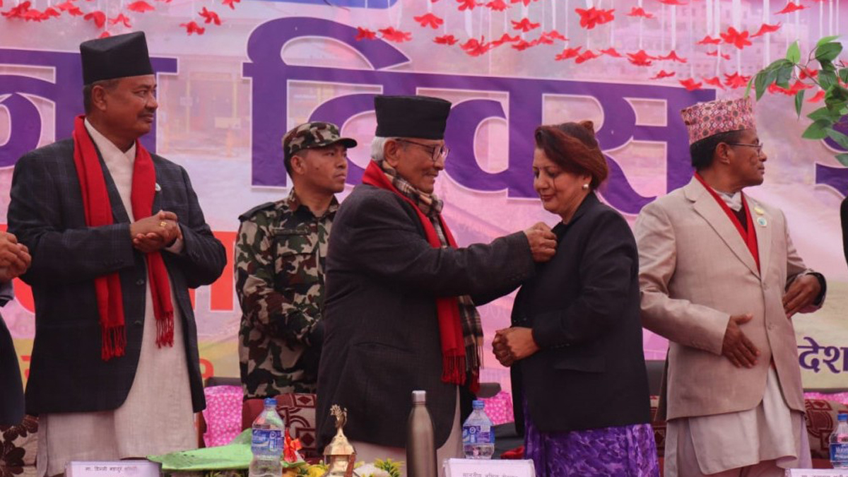 पहिलो प्रदेशसभा सदस्य निर्मला क्षेत्रीलाई लोगो लगाइदिँदै लुम्बिनी प्रदेशका प्रमुख अमिक शेरचन।
