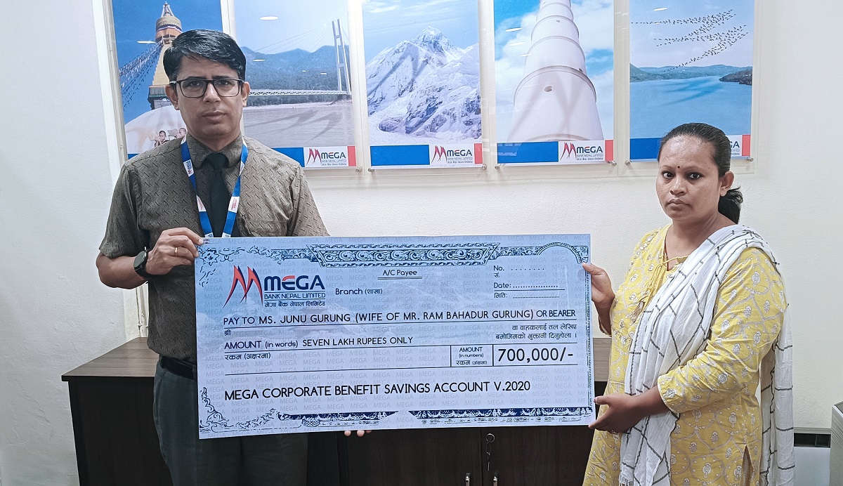 मेगा बैंकद्वारा बीमा बापतको सात लाख रुपैयाँ हस्तान्तरण 