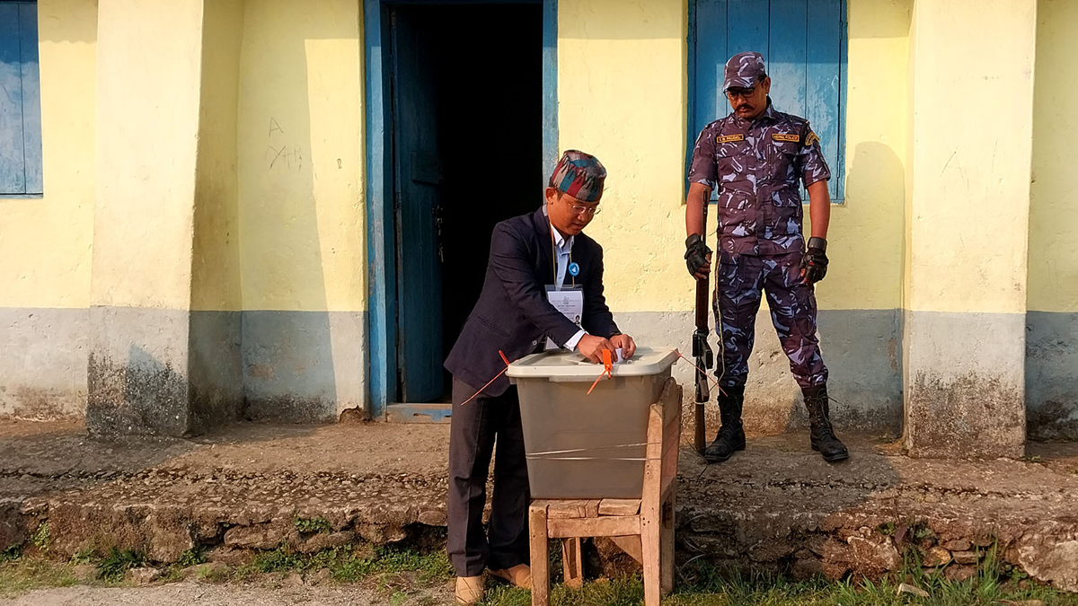 मतदान गर्दै राष्ट्रिय स्वतन्त्र पार्टी (रास्वपा)का उम्मेदवार मिलन लिम्बू। तस्बिर: रामकुमार लिम्बू / रासस,