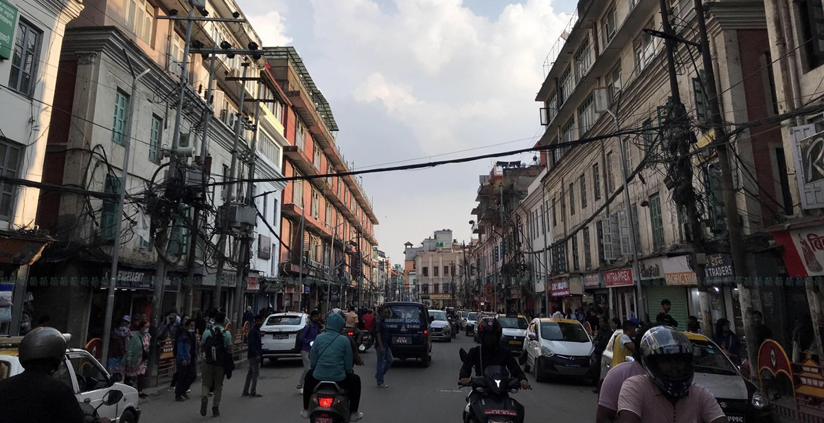 न्यूरोड क्षेत्रमा फुटपाथ विस्तार गर्दै काठमाडौं महानगर