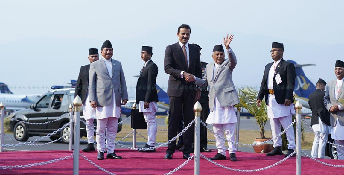 कतारका अमिर शेख तमिम बिन हमाद अल थानी नेपाल आएका छन्। उनलाई स्वागत गर्न राष्ट्रपति रामचन्द्र पौडेल विमानस्थल पुगेका छन्। तस्बिर: सेतोपाटी