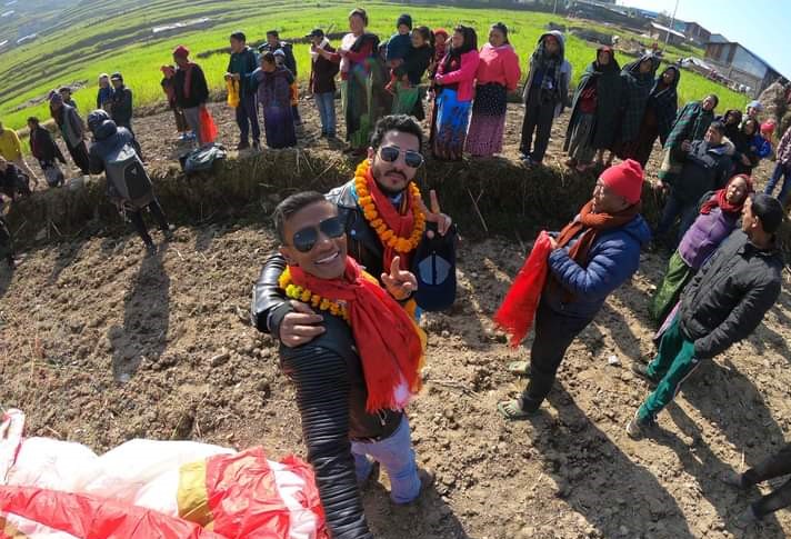 गोरखाको बारपाकमा प्याराग्लाइडिङको सफल परीक्षणपश्चात् सेल्फी खिच्दै राजु र उनका साथी ब्यञ्जमिन राजभण्डारी। तस्बिर सौजन्य: ब्यञ्जमिन राजभण्डारी