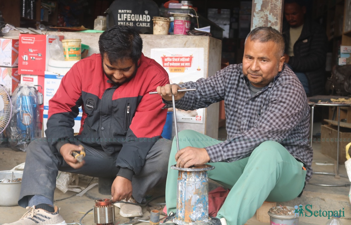 बाबुछोरा शरद पौडेल र शिशिर पौडेल आफ्नो पसलमा। तस्बिरः नारायण खड्का/सेतोपाटी