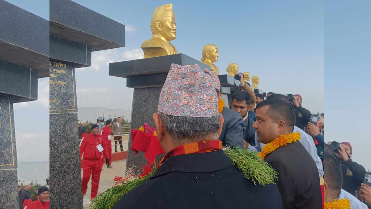 तेह्रथुमको लसुनेमा निर्मित धनरूपा कार्की स्मृति पार्क उद्घाटन गर्दै अध्यक्ष प्रचण्ड , साथमा दुर्गाप्रसाद। तस्बिरः प्रचण्डको सचिवालय।