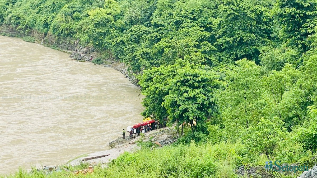 त्रिशूलीबाट बाहिरिँदै उद्धारकर्मी। तस्बिरः राजेश घिमिरे/सेतोपाटी।