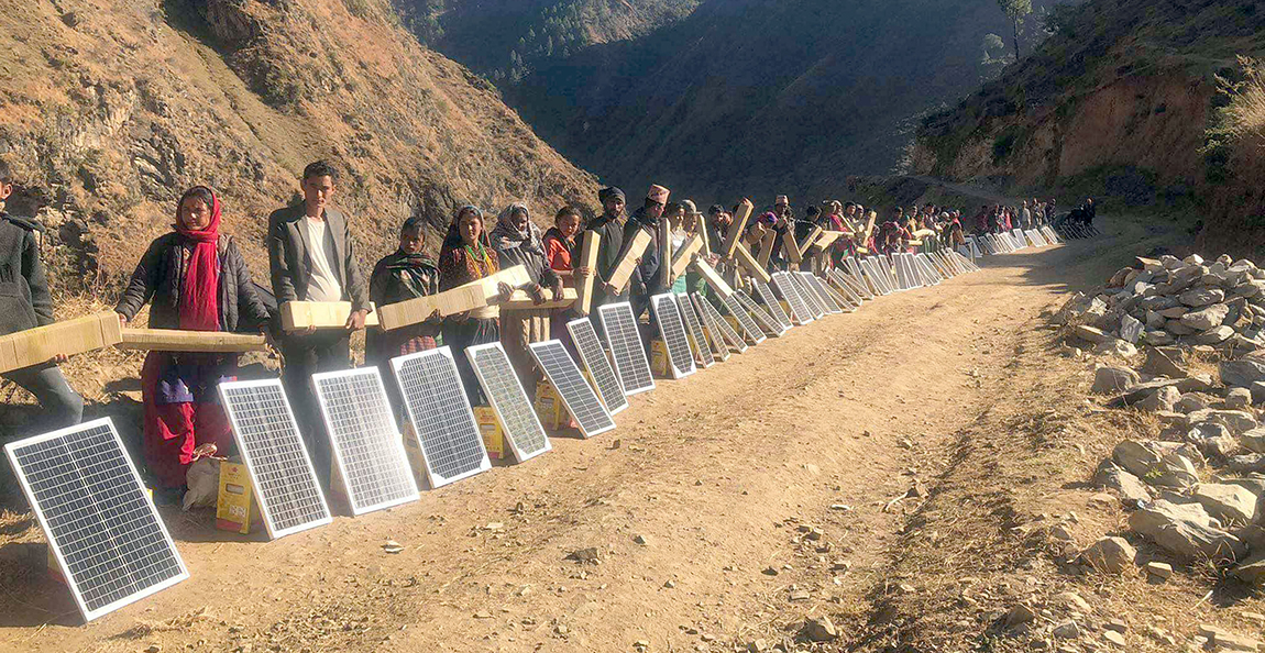 मुगुको खत्याड गाउँपालिकाका ३३९ दलित समुदाय र ८४ एकल महिला गरी ४२३ घरधुरीलाई वितरण गरिएको सोलारपाता र आवश्यक जडान सामग्री । उक्त गाउँपालिकाका स्थानीयलाई व्याक टु लाइफ जर्मनको आर्थिक सहयोग एवं हेरेन्डेक नेपाल गैरसरकारी संस्थाको सहजीकरणमा सोलारपाता वितरण गरिएको हो। तस्बिरः नृपेन्द्रबहादुर मल्ल/रासस