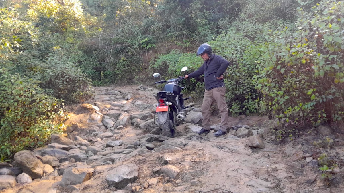 सुर्खेतको तेलपानी गाउँको बाटो।