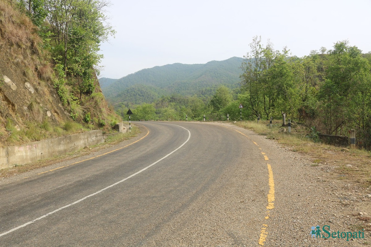 राप्ती लोकमार्ग अन्तर्गत तुलसीपुर–अमेलिया सडक खण्ड। तस्बिर: नारायण खड्का