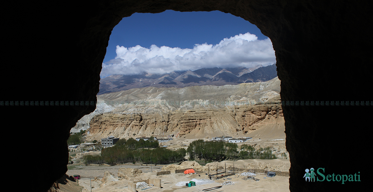 सिजा गुफाभित्रबाट देखिएको बाहिरको रमणीय दृश्य। तस्विर : युवराज श्रेष्ठ