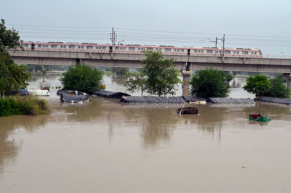 दिल्लीमा यमुना नदीको पानीले पार गर्‍यो खतराको तह, विभिन्न ठाउँमा डुबान